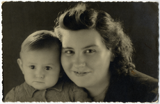 827425 Portret van de 8 maanden oude Luc Waterman met zijn moeder Elisabeth Johanna Geertruida Waterman-Dix uit de ...